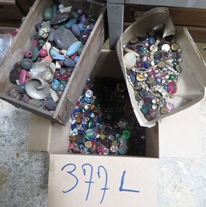 null Lot composé de pierres, cabochons et perles en verre et plastique.