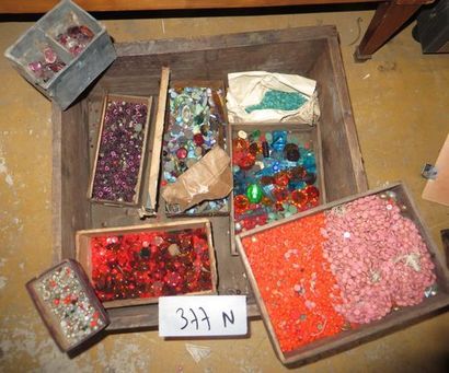 null Fort lot composé de cabochons, pierres, perles en verre de différentes couleurs...