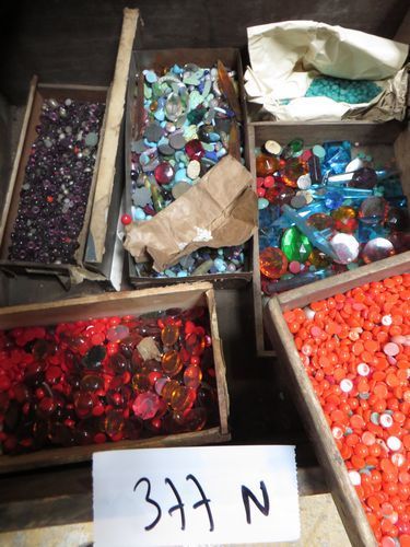 null Fort lot composé de cabochons, pierres, perles en verre de différentes couleurs...