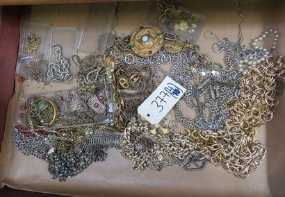 null Fort lot de bijoux fantaisies, chaînes et colliers, éléments divers. 