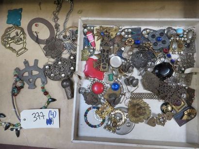 null Fort lot de bijoux fantaisies, chaînes et colliers, éléments divers. 