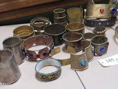 null Lot de 20 couronnes en métal et 16 bracelets et brassards, accessoires de théâtre....