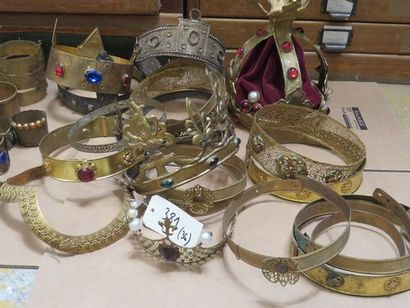 null Lot de 20 couronnes en métal et 16 bracelets et brassards, accessoires de théâtre....