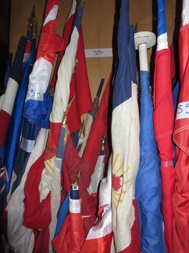 null Lot d'une centaine de drapeaux français montés sur hampes.