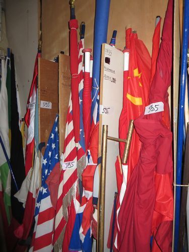 null Lot d'une centaine de drapeaux montés sur hampes de toutes nations.