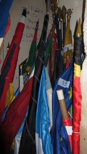 null Lot d'une centaine de drapeaux montés sur hampes de toutes nations.