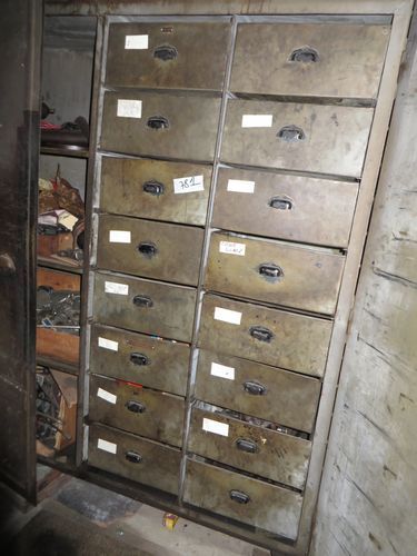 null Importante armoire en métal riveté, intérieur aménagé de 16 tiroirs étagères....