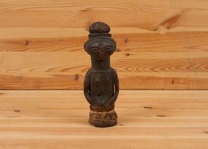 KUSU (Rép. du Congo) 
Statuette de divination.
Buste classique, les bras le long...
