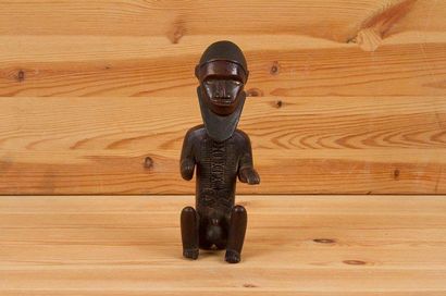 BEMBE (Rép. Dém. du Congo) 
Statuette barbue, assise, les jambes repliées, scarifications,...