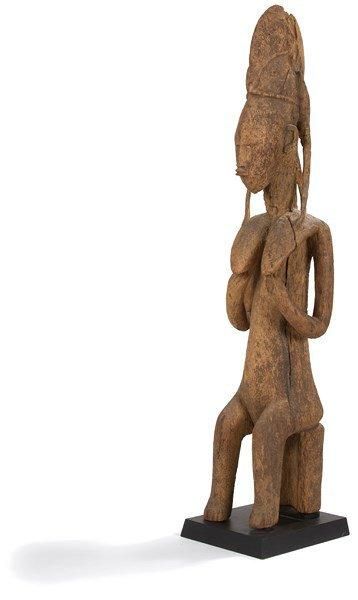 Bamana (Mali) 
Statue féminine assise sur un tabouret, patine terreuse érodée, style...
