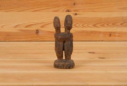 Dogon (Mali) 
Petit autel individuel représentant un couple primordial à deux têtes,...