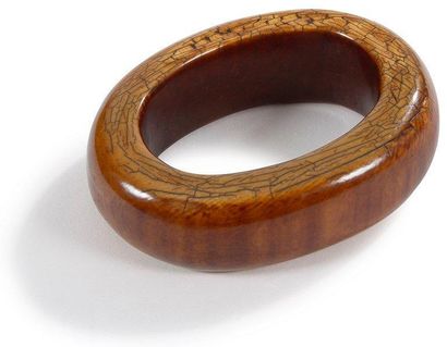 Bamileke (Cameroun) 
Bracelet.
Ivoire de forme ovale, patine brun rouge, circa 1930.
Épaisseur:...