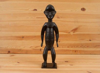 IGALA (Nigéria) 
Statuette.
Le corps entièrement scarifié, les bras détachés du corps,...