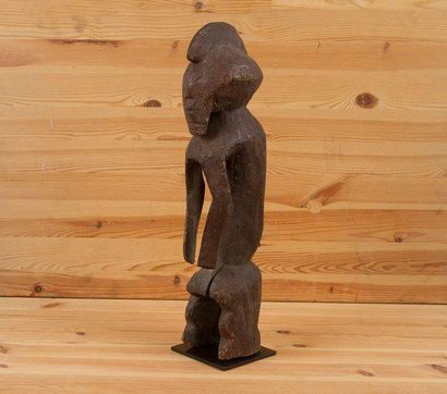CHAMBA (Nigéria) 
Statue.
Très belle statue masculine à patine brun-rouge, les épaules...