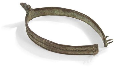 KOTOKO (Tchad) 
Torque en bronze.
Élégant torque de chef de forme ovale, décoré d'une...