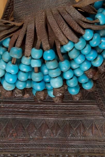 KIRDI (Cameroun) 
Cache-sexe en cuir de forme triangulaire, perles de verre bleues,...