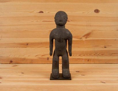 VERRE (Nigéria) 
Statuette de sexe feminin, de forme trapue, recouverte d'une épaisse...