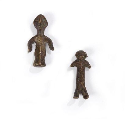 KOTOKO (Tchad) 
Lot de deux petits personnages.
Bronzes à cire perdue, patine brun...