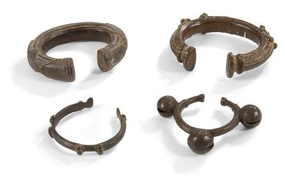 SENOUFO (Rép. Côte d'Ivoire) 
Lot de quatre bracelets en bronze dont un bracelet...
