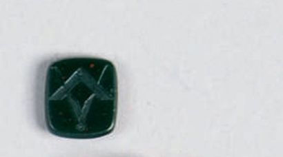 null Pierre dure (cornaline ?), de forme carrée gravée du compas-équerre. XIXe siècle....