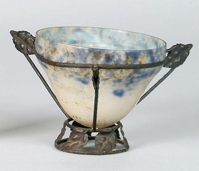 TRAVAIL VERS 1920 Vase en verre marmoréen...