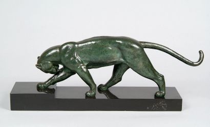 A. OULINE (. Actif 1918-1940) Lionne marchant. Sculpture en bronze patiné sur socle...
