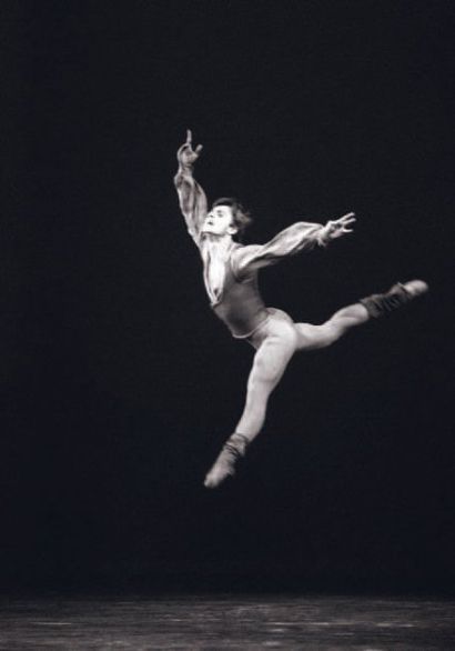 Francis APESTEGUY (né en 1952) Mikhail Baryshnikov danse au théâtre des Champs Elysées,...
