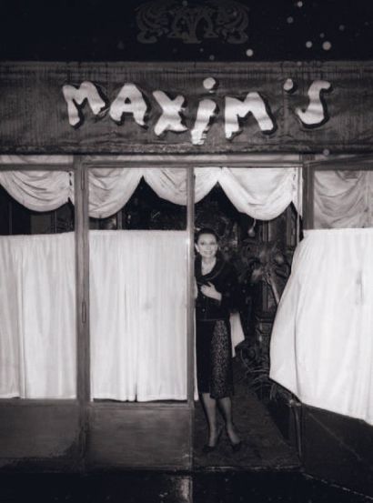 Francis APESTEGUY (né en 1952) Audrey Hepburn chez Maxim's, Paris le 12 mars 1979...