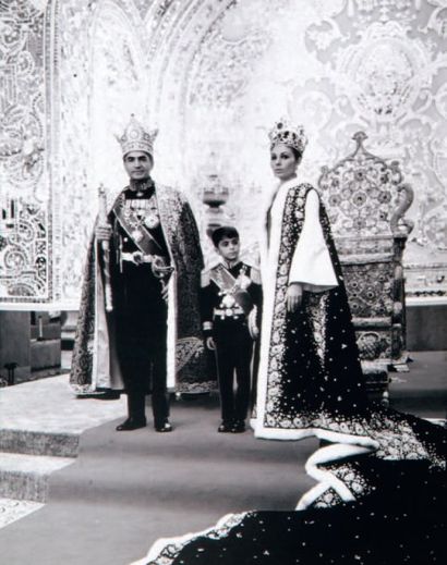 Le Shah d'Iran et sa famille, 1967. Tirage...