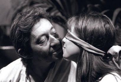 Bernard BARDINET (né en 1950) Serge Gainsbourg et Jane Birkin jouent à colin-maillard...