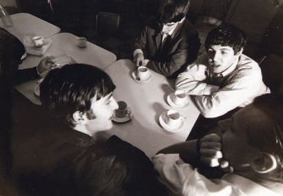 NORMAN PARKINSON (1913-1990) Les Beatles, c. 1960. Tirage argentique d'époque. Tampons...
