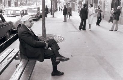 Bernard BARDINET (né en 1950) Giorgio de Chirico songeur sur un banc, boulevard Haussmann,...