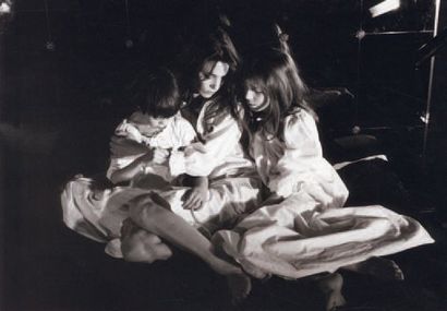 CLAUDE ALEXANDRE (né en 1940) Jane Birkin et ses filles, Kate et Charlotte, c. 1970....