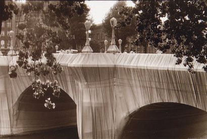 null Le Pont-Neuf emballé par Christo, 1985. Tirage argentique d'époque par l'auteur,...