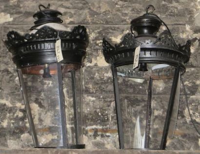 null Ensemble de trois lanternes en fer peint noir et plexiglas. (manques et acc...