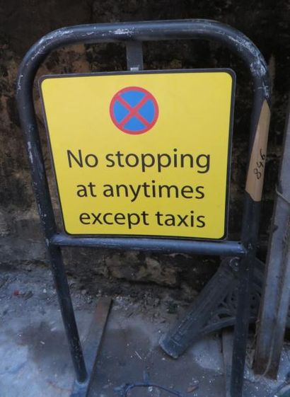 null Panneau de circulation américain «No stopping at anytimes except taxis» pour...