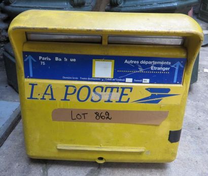 null Boîte aux lettres française jaune. (manques et accidents)