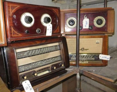 null Lot comprenant un poste de radio en bois de marque Clairville, un poste de radio...