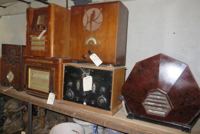 null Ensemble de cinq postes radio dont ManuFrance, Marconi modèle «550C», Radio...