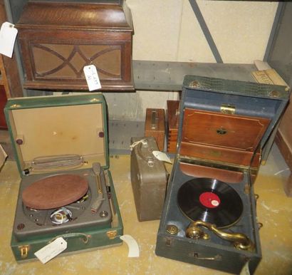 null Lot comprenant un phonographe en bois de marque La voix de son maître, un tourne-disque...