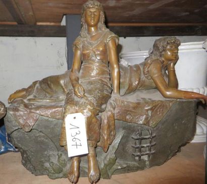 null Sculpture en régule représentant une femme assise et une femme détendue. (manques...