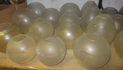 null Lot de divers globes de lampes à huile, en verre, à motif. (manques et acci...