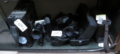null Lot comprenant deux caméras THOMSON, SONY, et deux magnétoscopes VHS PANASONIC,...