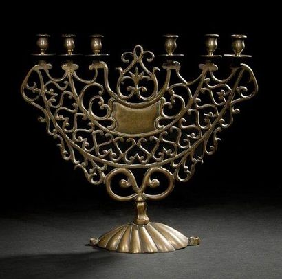 null CHANDELIER Europe Centrale, XVIIIe siècle. Bronze. 48 x 51,5 cm
Le corps du...