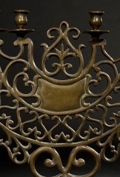  CHANDELIER Europe Centrale, XVIIIe siècle. Bronze. 48 x 51,5 cm Le corps du chandelier...