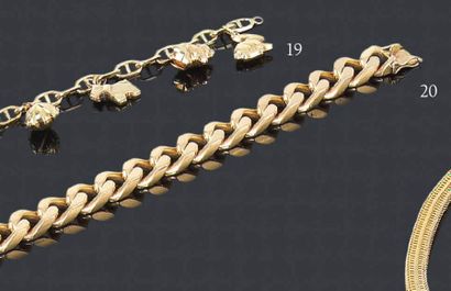 null Bracelet en or jaune 18K, maillons marine, retenant 6 breloques en pampilles...