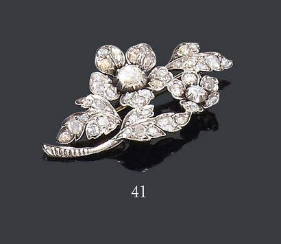 null Broche fleur stylisée en argent, entièrement sertie de diamants taillés en roses....