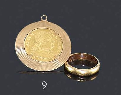 null Suite de deux bijoux en or jaune 18K comprenant une alliance large et un pendentif...