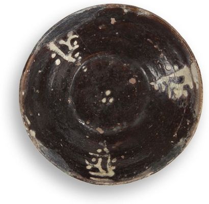  Petite coupelle à décor d'engobes, Iran oriental, Nichapour, Xe-XIe siècles. Céramique...