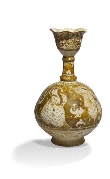  Grande bouteille aux personnages à reflets métalliques, Iran, XIIe- XIIIe siècles....